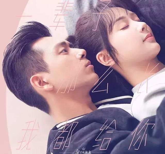 天太冷,小土狗就坐在炤台旁烤火取暖,可爱模样萌翻啦!